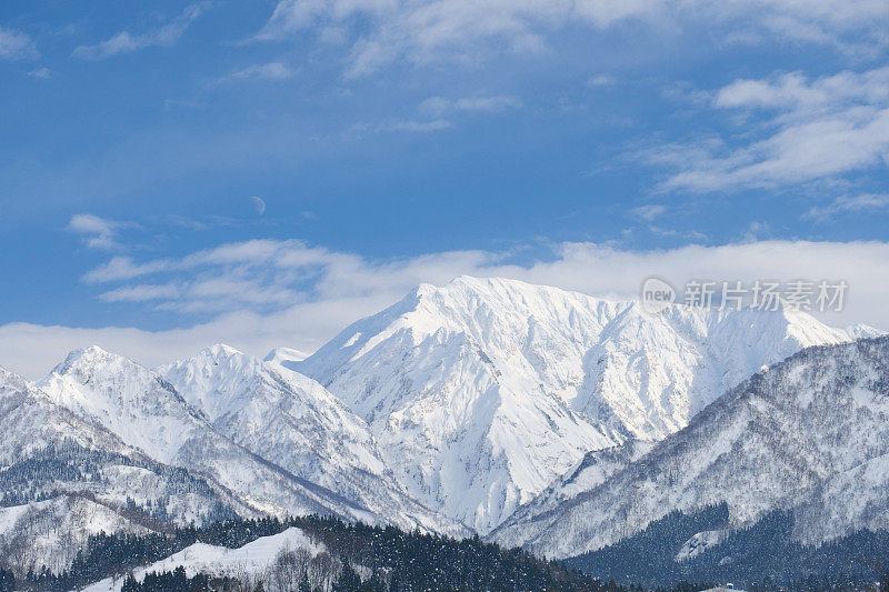 冬天的山被雪覆盖着