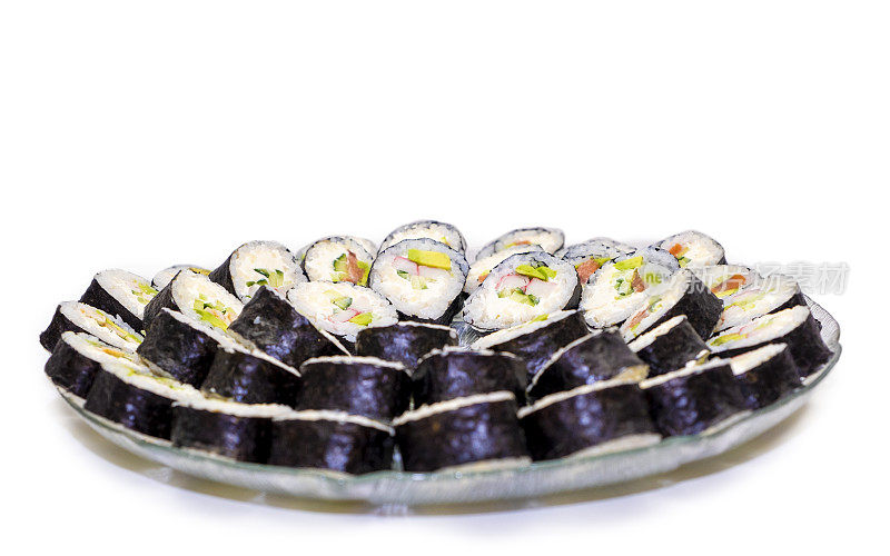 准备好了，寿司卷放在玻璃盘子里。日本厨房。
