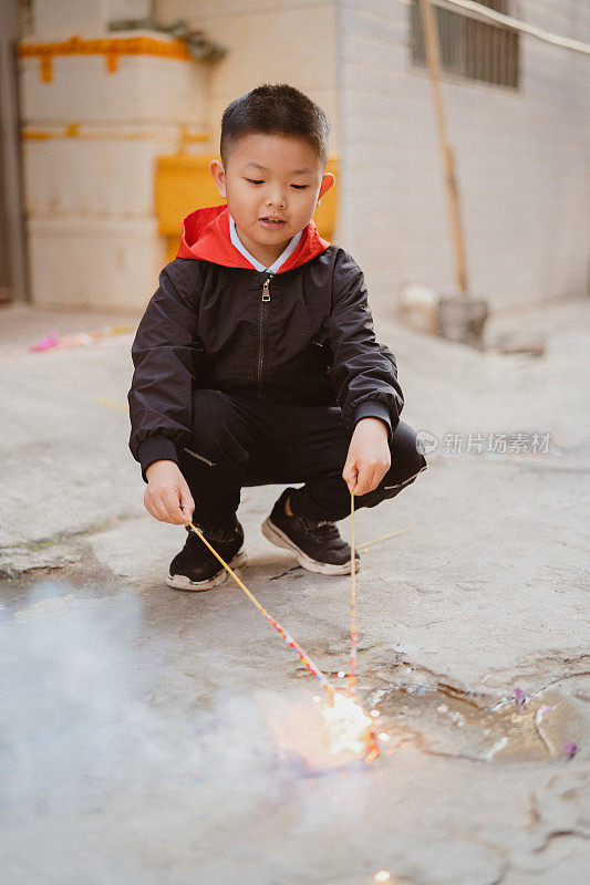 孩子烧烟花