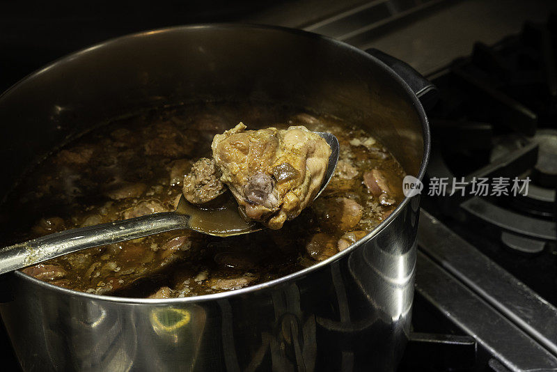 烹饪鸡肉和香肠秋葵汤