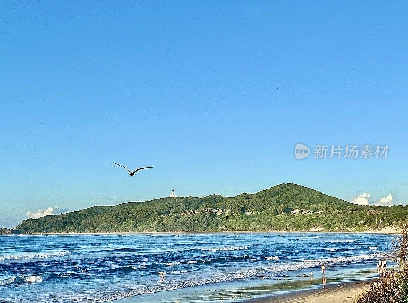 海岬地平线海滩的蓝天日