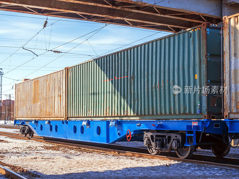 在西伯利亚铁路的编组场上，一辆80英尺的空转平板车和两个40英尺长的集装箱