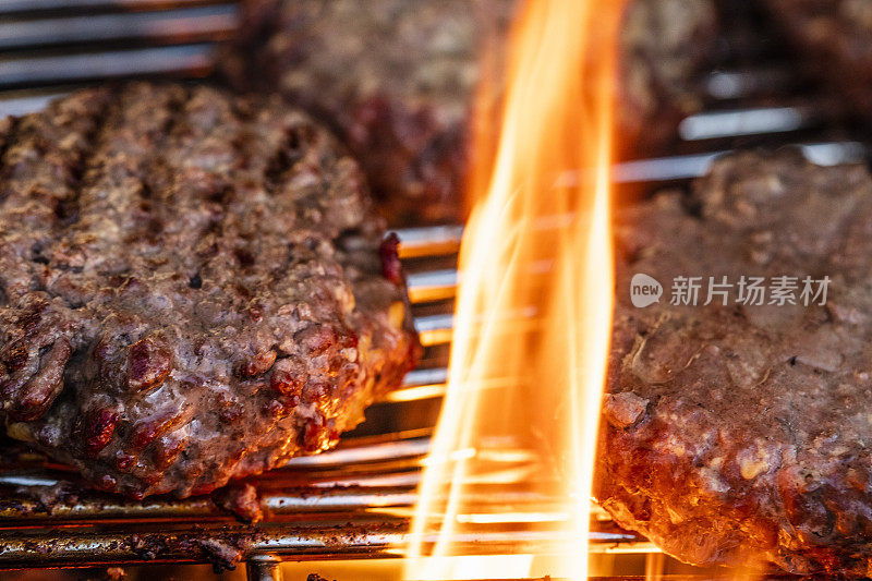 特写牛肉饼，煮在一个水壶木炭烧烤，使美味的汉堡包。