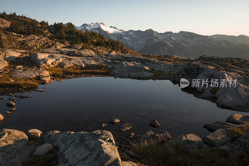 日出和高山景色。