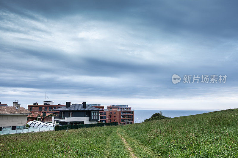 比斯开湾的城市上空乌云密布