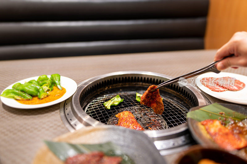 日式烧肉和泡菜，日式烧肉餐桌