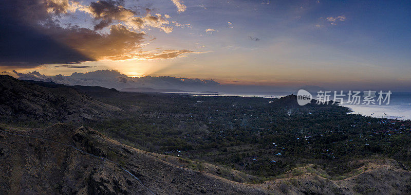 印度尼西亚北巴厘岛海岸线的日落全景