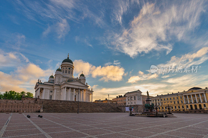 芬兰赫尔辛基，赫尔辛基大教堂和参议院广场的日出城市天际线