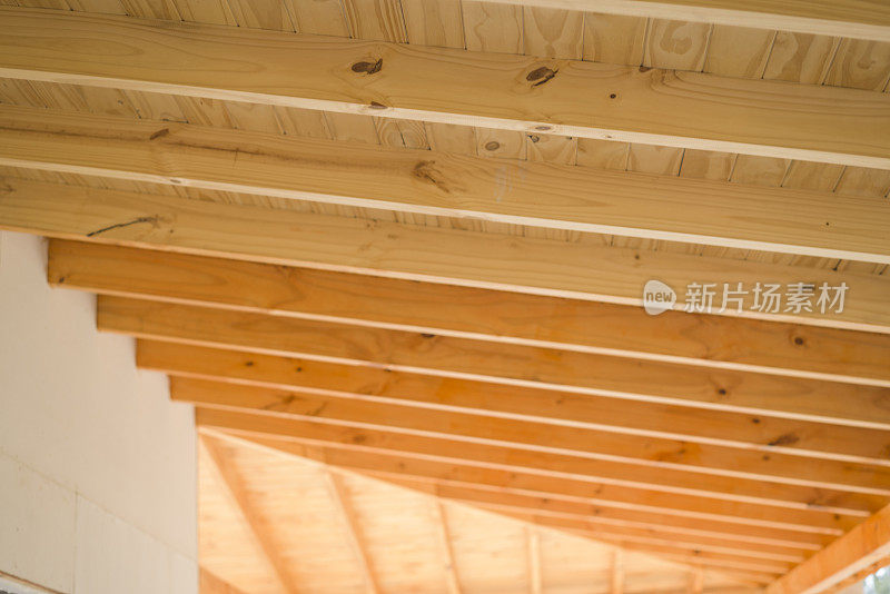 木框架房屋建筑的木质天花板