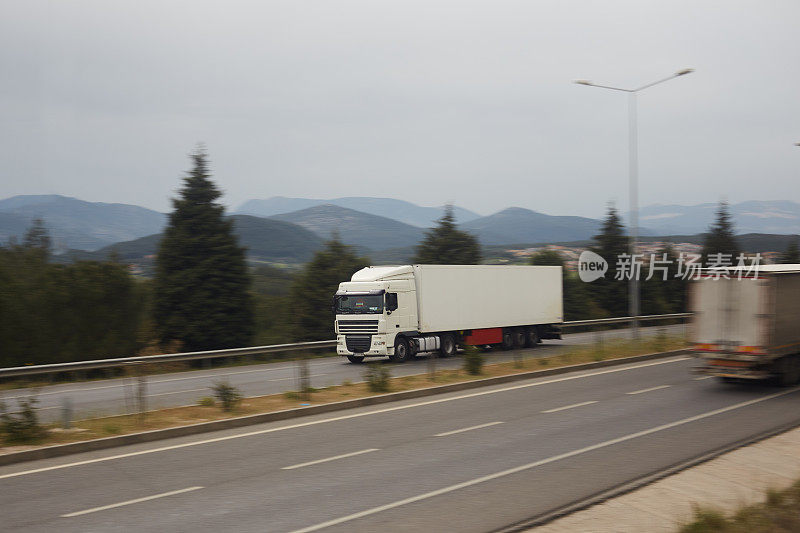 模糊运动的装载卡车在道路上