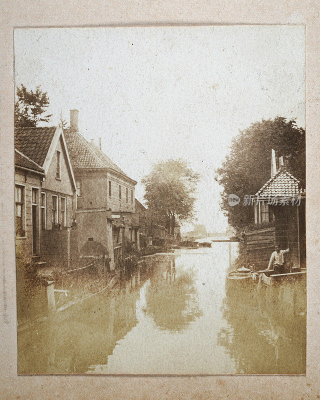 古董照片，河边，运河旁的房子，位置不详，可能是荷兰，19世纪