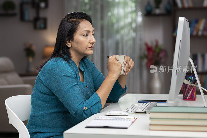 一个商业女性和教师在家里工作的照片:库存照片