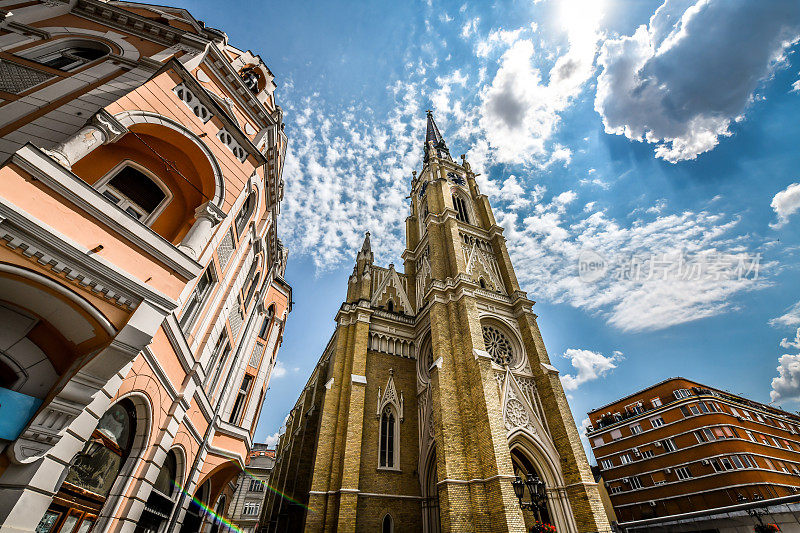 在塞尔维亚诺维萨德的玛丽天主教教堂的名字的低角度视图