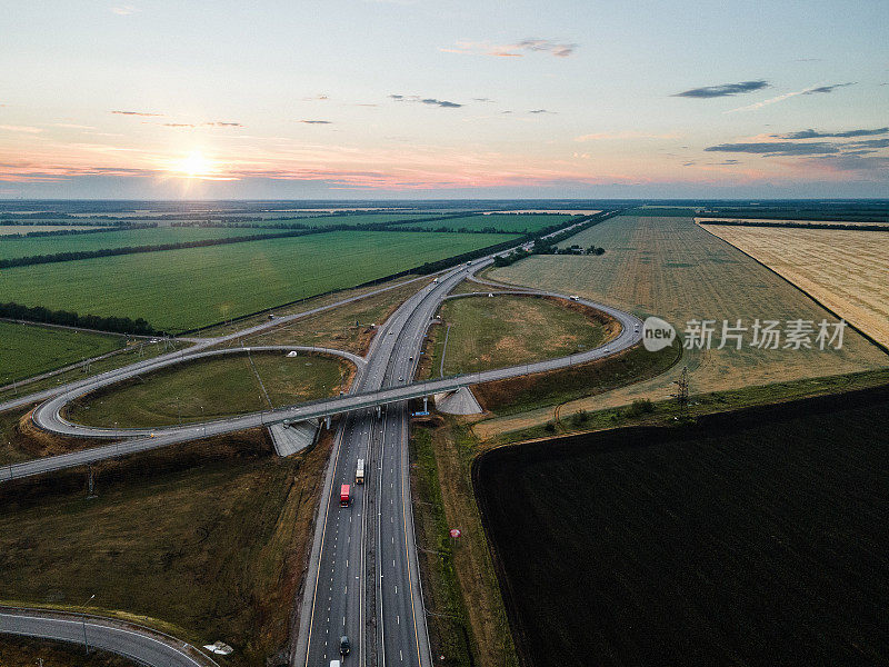 日落时分的路口。鸟瞰图