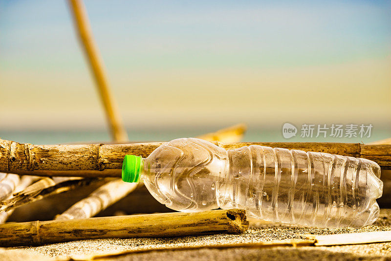 废弃的塑料空水瓶