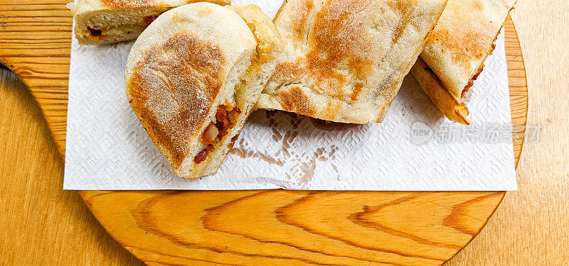 葡萄牙三明治与肉和奶酪木制桨