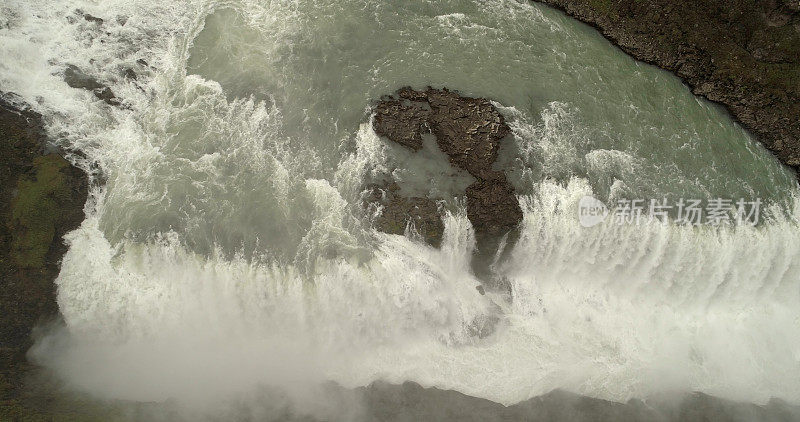 鸟瞰冰岛湍急的河流和瀑布