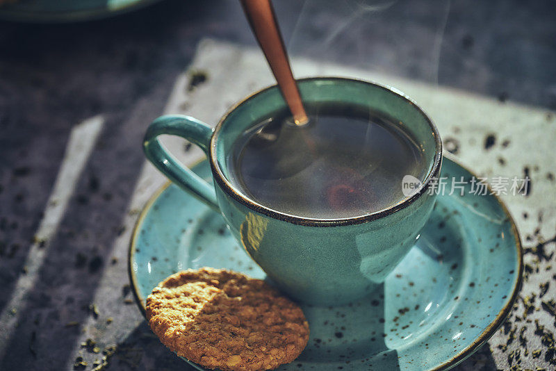一杯红茶和饼干
