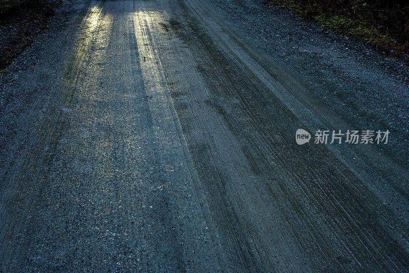 汽车的前灯照亮了乡村的道路