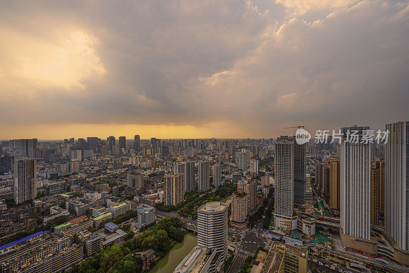 成都黄昏时分拍摄的高密度城市中的现代高层建筑