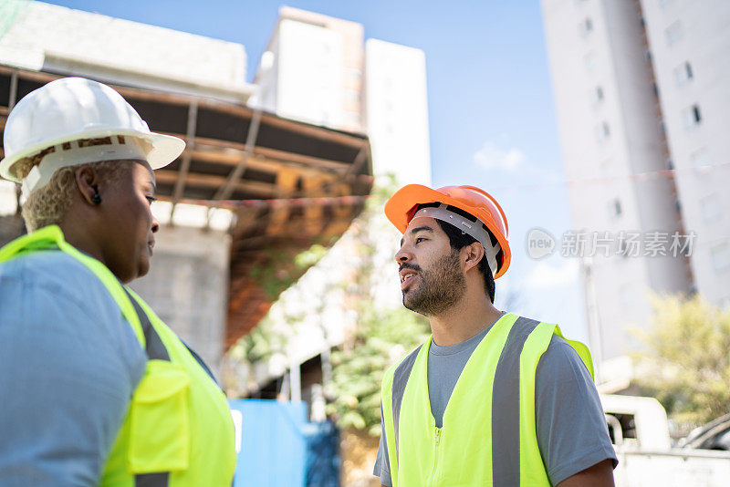 在建筑工地开会的同事