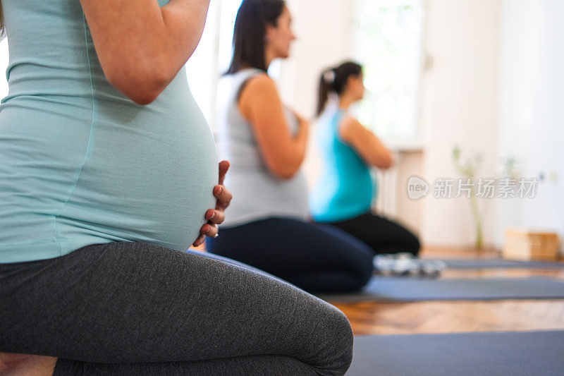 孕妇瑜伽课