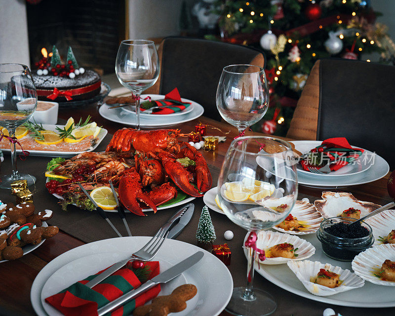 圣诞晚餐有三文鱼片，扇贝，龙虾，虾和圣诞蛋糕