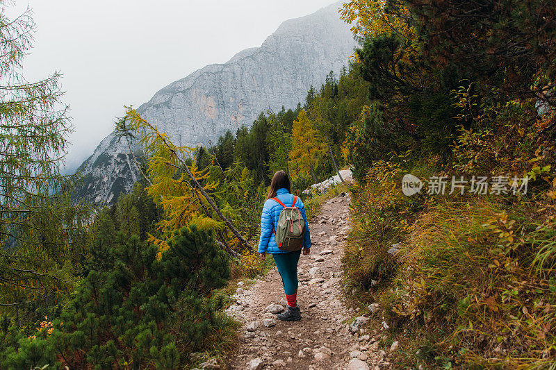 女背包客在山野中享受秋天的时光