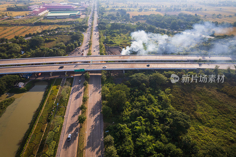 泰国乡村公路十字路口的鸟瞰图