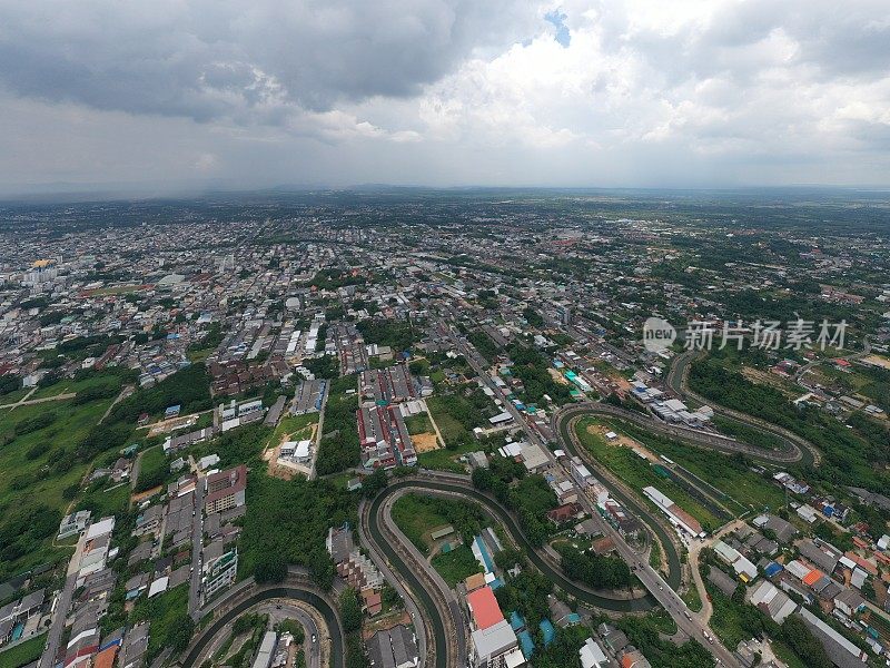 鸟瞰图自由形式的曲线道路在东南亚当地城市股票视频