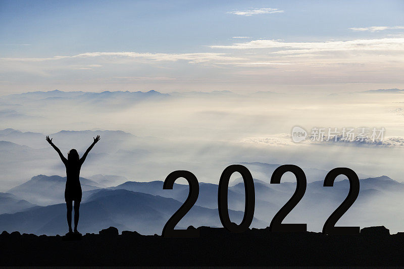 女性在山上享受庆祝2022年新年
