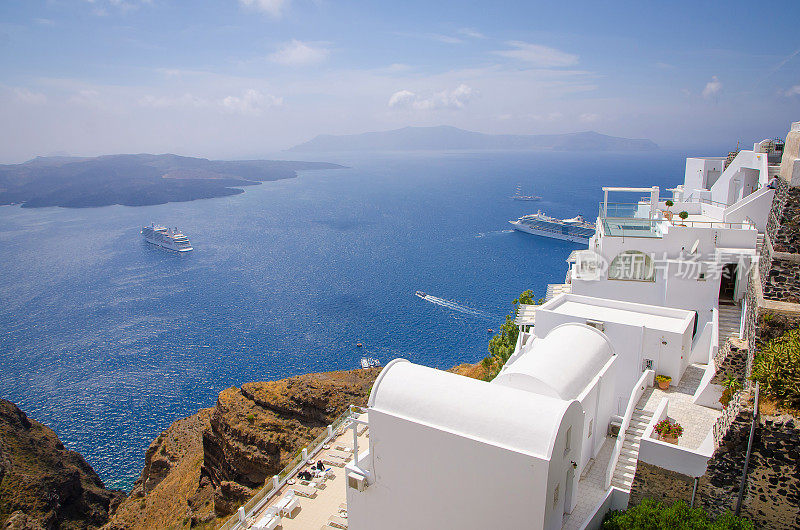 希腊圣托里尼岛的白色建筑和爱琴海绝壁美景