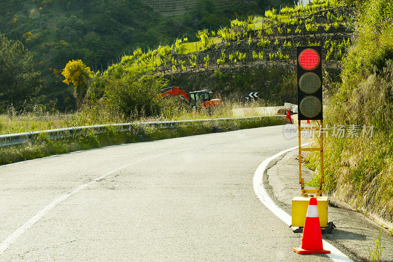 乡村道路上的红灯。