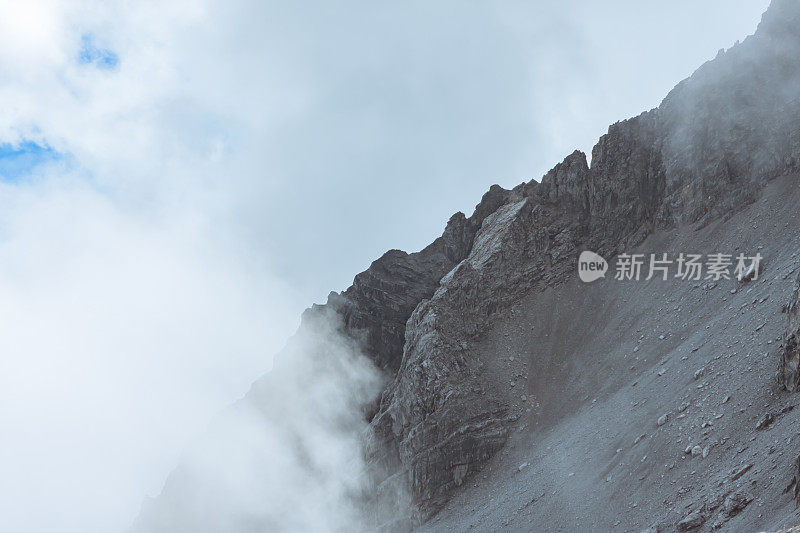 云南玉龙雪山发生山体滑坡