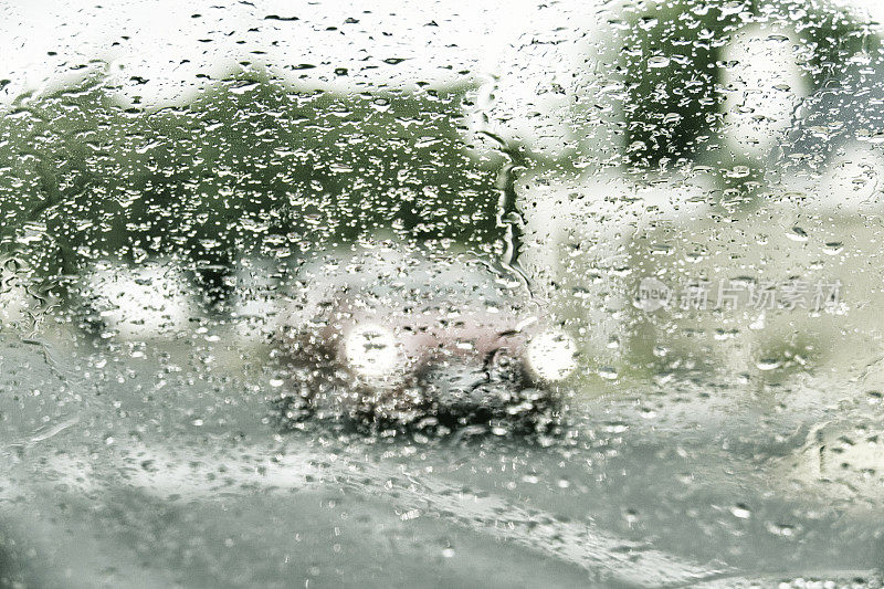 雨中驾车