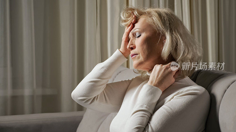 老年妇女下班后感到头痛和颈部疼痛