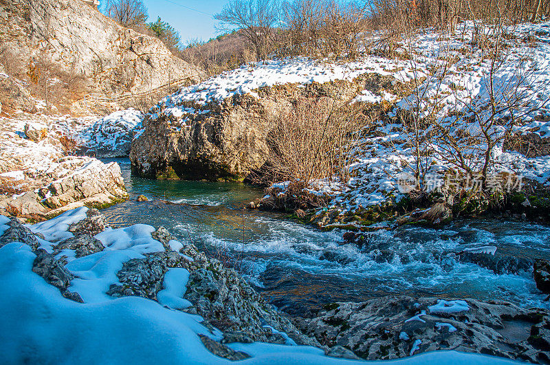 冬季山地景观，河流积雪和树木，最喜欢野餐的地方