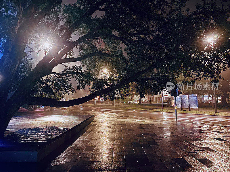 城市夜晚的街道空荡荡的