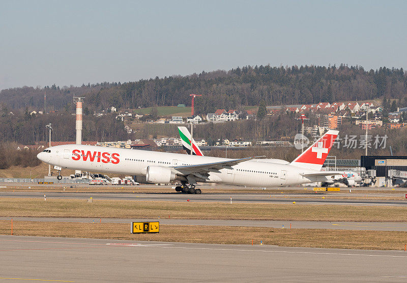 瑞士波音777-300ER飞机从瑞士苏黎世起飞