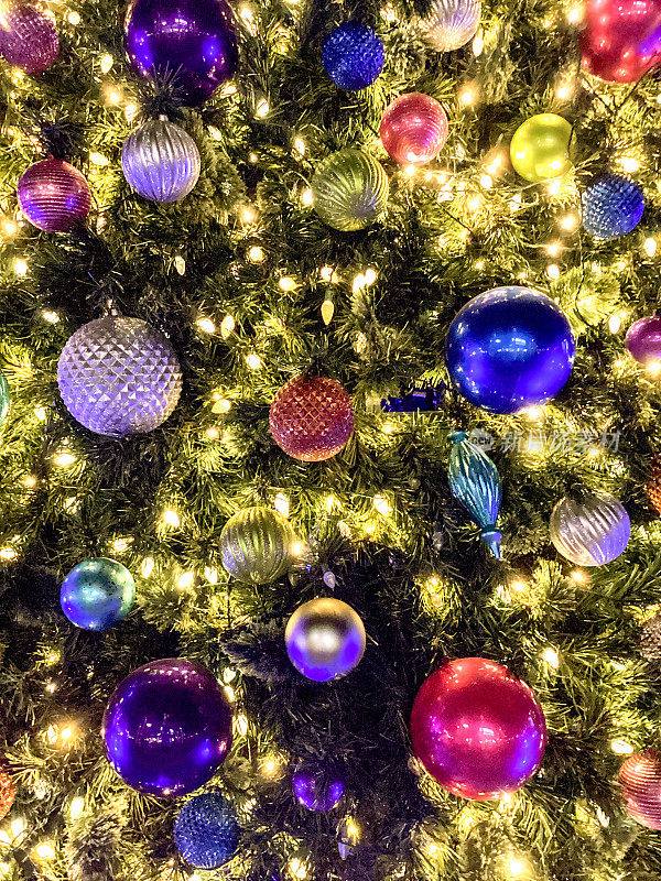 圣诞树，圣诞灯，装饰品节日背景
