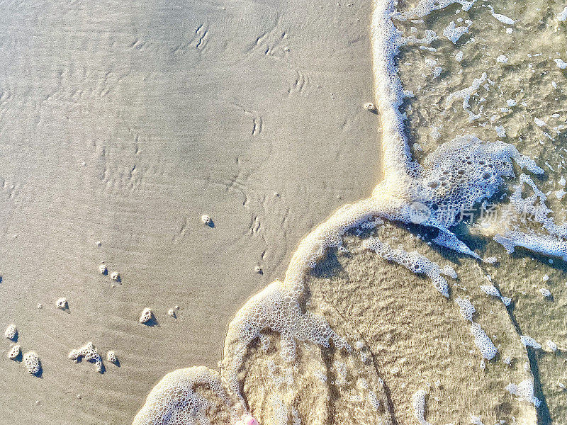 沙滩上的海浪泡沫