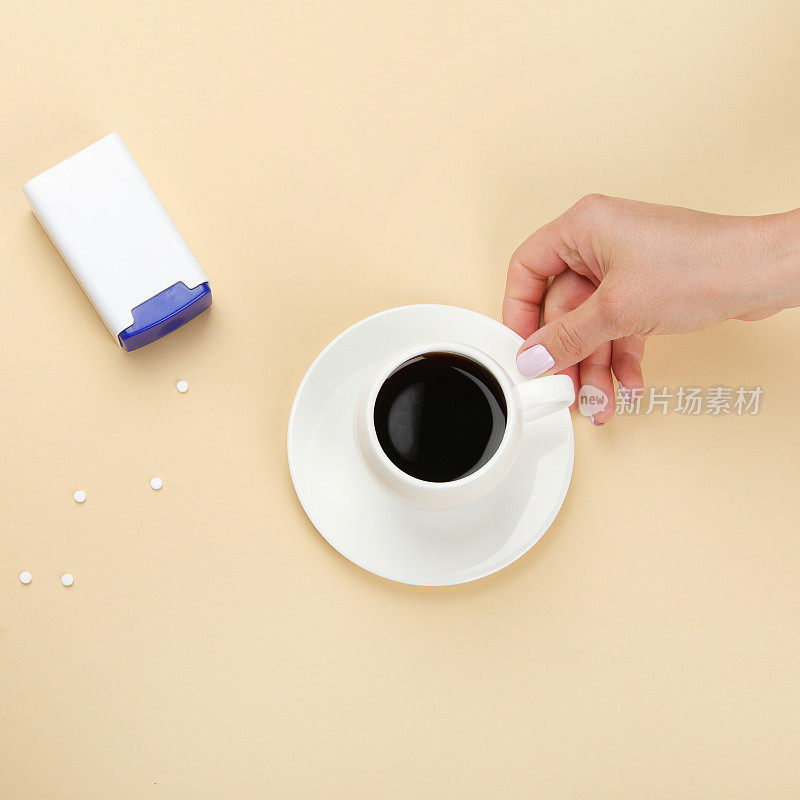 咖啡杯里放糖精丸。
