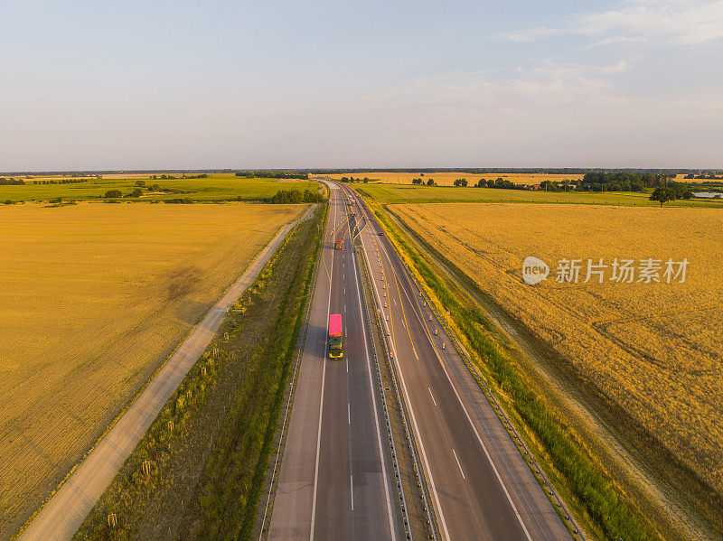 在农业季节，德国公路在日落时的鸟瞰图