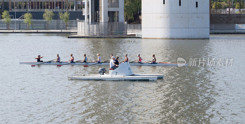 优秀的赛艇运动员在瓜达尔基维尔河上训练。职业女子赛艇队接受教练指导。