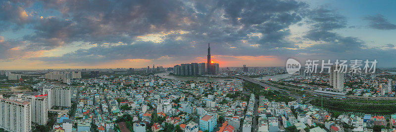 地标81号的空中日落景观——这是一栋超高的摩天大楼和西贡桥，西贡河沿岸的开发建筑光线平滑。