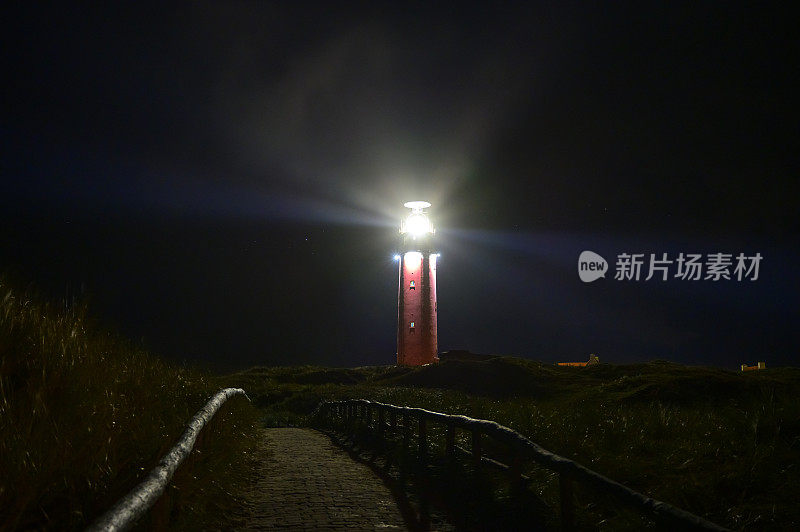 在一个暴风雨的秋夜沙丘上的特塞尔灯塔