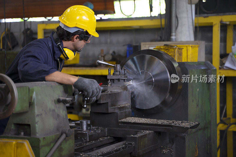 工厂里的蓝领工人和同事。