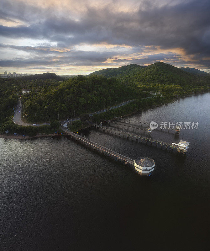 泰国春武里省BangPhra水库的空中景观晨景(无人机拍摄)