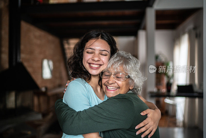 孙女和祖母在家里互相拥抱