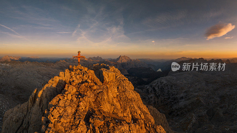 日出时阿尔卑斯山最美丽的峰顶十字架
